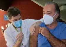 Tony Ramos é vacinado contra a Covid-19 no Rio de Janeiro