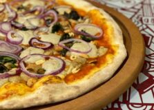 Pizzaria lança sabores veganos inspirados em ícones do rock