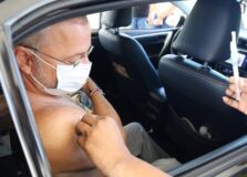 Fábio Vilas-Boas é vacinado contra a Covid-19 em Salvador