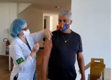 Lulu Santos canta “A cura” na hora de ser vacinado contra a Covid-19