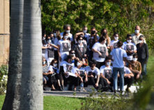 Amigos e familiares usam camisas com foto de Paulo Gustavo em cerimônia de despedida
