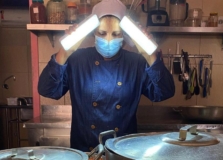 Angeluci Figueiredo, do Restaurante Preta, protesta contra falta de energia na Ilha dos Frades