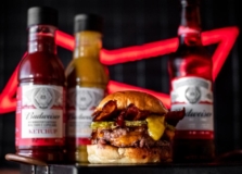 Budweiser lança combo exclusivo em parceria com hamburguerias
