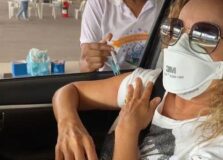 Daniela Mercury é vacinada contra a Covid-19 em Salvador