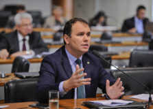 Deputado quer cancelar feriados para incentivar o comércio no Brasil