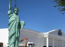 ‘Estátua da Liberdade’ da Havan chega à nova loja em Aracaju