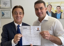Flavio Bolsonaro anuncia filiação ao Patriota