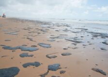 Marinha diz que 03 navios são suspeitos por manchas de óleo no Nordeste