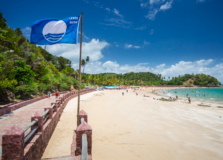Praia na Ilha dos Frades recebeu certificado e hasteamento da Bandeira Azul