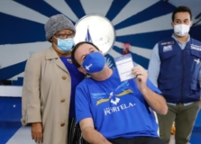 Eduardo Paes é vacinado contra a Covid-19 no Rio de Janeiro