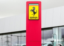 Ferrari anuncia novo executivo para a área de tecnologia e promete carro elétrico para 2025