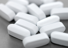 Conheça o medicamento capaz de reduzir em 48% o risco de morte por Covid-19