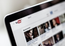 YouTube proíbe anúncios de política, álcool  e apostas em topo da página