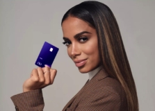 Anitta lança cartão de crédito com a Nubank