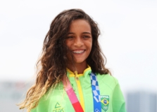 Atleta brasileira de 13 anos conquista medalha de prata no skate street em Tóquio 2020