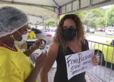 Daniela Mercury toma segunda dose de vacina contra a Covid-19, em Salvador