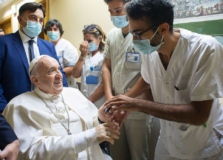 Vaticano informa que Papa Francisco ficará por mais dias no hospital