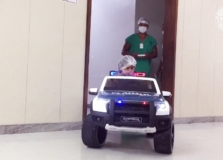 Hospital em Itabuna utiliza carrinhos de brinquedo para transportar crianças ao centro cirúrgico