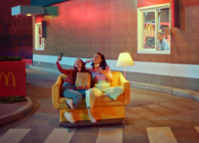 McDonald´s reformula Drive-Thru na Bahia e passa a atender clientes de bike, skate e patins