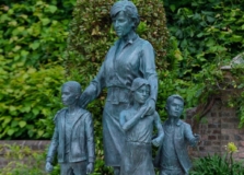 O que representam as três crianças no monumento da Princesa Diana?