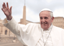Papa Francisco se recupera bem após cirurgia, diz Vaticano