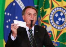 PGR diz que Bolsonaro não cometeu crime ao gerar aglomeração e não usar máscara em eventos públicos