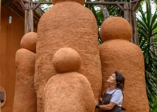 Esculturas gigantes de cerâmica viram atração turística no sul da Bahia