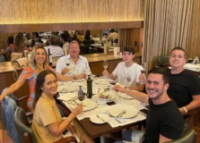 Almoço de domingo no Restaurante Fasano reuniu pais e aniversariantes
