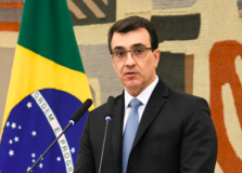 Chanceler brasileiro defende transferência tecnológica para produção de vacinas