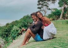 Clara Maia e André Coelho aproveitam o final de semana no sul da Bahia