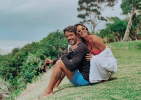 Clara Maia e André Coelho aproveitam o final de semana no sul da Bahia