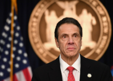 Governador de Nova York, Andrew Cuomo, renuncia cargo após denúncias de assédio