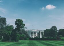 Governo dos Estados Unidos elabora plano para exigir vacinação de visitantes estrangeiros