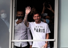 Lionel Messi é recebido como herói na França