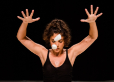 Teatro Vila Velha promove exibição gratuita do espetáculo “Muvuca”