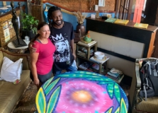 Casa de Tereza é presenteado com uma mesa pintada pelo artista visual baiano Marcos Costa