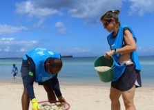 “O mar não está para plástico”: Ação de coleta de lixo acontece em praia de Salvador
