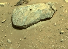 Robô Perseverance coleta primeira amostra de rocha de Marte