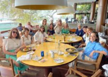 Tânia Gordilho se reúne com grupo de amigas em restaurante de Salvador