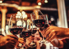 Wine dará vinho de graça até meia-noite para quem comprar 1 rótulo