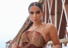 Anitta anuncia “Faking Love” com Saweetie e revela capa do single. Confira!
