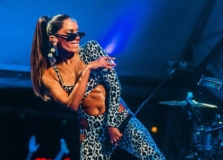 Anitta anuncia ensaio de carnaval em camarote de Salvador