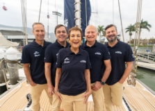 Família Schurmann desembarca na Bahia Marina, em Salvador