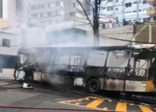 Incêndio atinge ônibus na Avenida Princesa Isabel, entre os bairros da Barra e da Graça