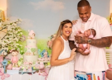 Lore Improta e Léo Santana celebram primeiro mês da pequena Liz