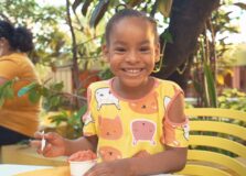 Marca realiza doação de sorvetes para instituições que atendem crianças em Salvador