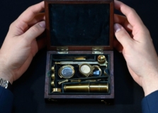 Microscópio utilizado por Charles Darwin será leiloado após 139 anos de sua morte