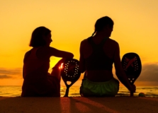 Hotel no sul da Bahia passa a oferecer aulas de beach tennis a seus hóspedes