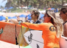 Campeonato de surf feminino acontece em praia de Salvador