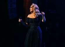 Após lançar álbum, Adele pede ao Spotify para retirar a reprodução por “ordem aleatória”